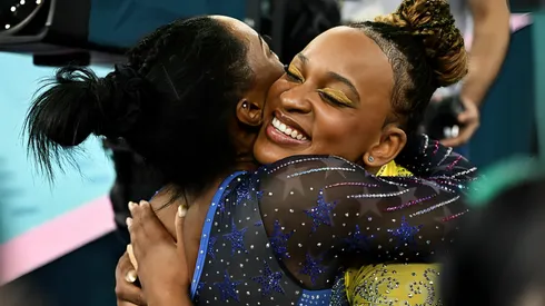 © Getty Images Simone Biles e Rebeca Andrade se abraçam durante as Olimpíadas de Paris