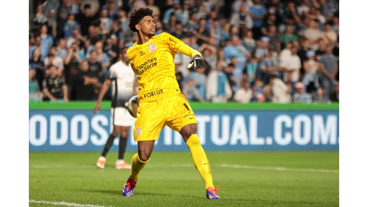 PR - CURITIBA - 07/08/2024 - COPA DO BRASIL 2024, GREMIO X CORINTHIANS - Hugo Souza goleiro do Corinthians durante partida contra o Gremio no estadio Couto Pereira pelo campeonato Copa Do Brasil 2024. Foto: Robson Mafra/AGIF