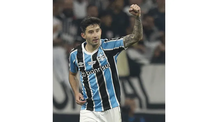 SAO PAULO, BRAZIL - JULY 25: Villasanti of Gremio celebrates after scoring the team´s second goal during a match between Corinthians and Gremio as part of Brasileirao Series A 2024 at Neo Quimica Arena on July 25, 2024 in Sao Paulo, Brazil. (Photo by Miguel Schincariol/Getty Images)