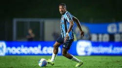 Meio-campista isolou cobrança. Divulgação/Lucas Uebel/Grêmio.