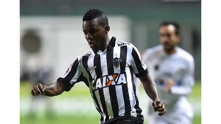 BELO HORIZONTE, BRAZIL - JULY 12: Cazares #10 of Atletico MG a match between Atletico MG and Santos as part of Brasileirao Series A 2017 at Independencia stadium on July 12, 2017 in Belo Horizonte, Brazil. (Photo by Pedro Vilela/Getty Images)