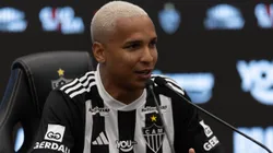 Deyverson em apresentação oficial com a camisa do Atlético-MG Foto: Atlético-MG