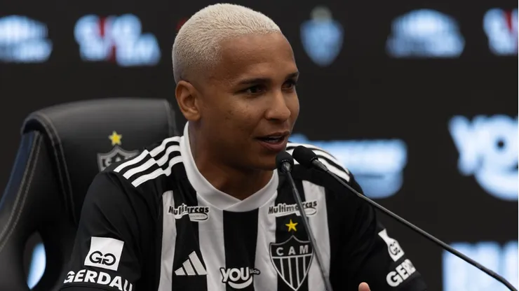 Deyverson em apresentação oficial com a camisa do Atlético-MG Foto: Atlético-MG