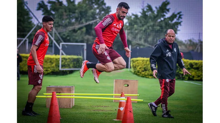 Jogadores do Internacional durante treinamento no CT das categorias de base em Alvorada