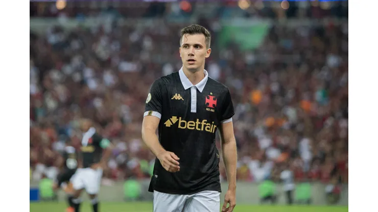 Lucas Piton, lateral-esquerdo do Vasco durante partida contra o Flamengo no estadio Maracana pelo campeonato Brasileiro A 2024.