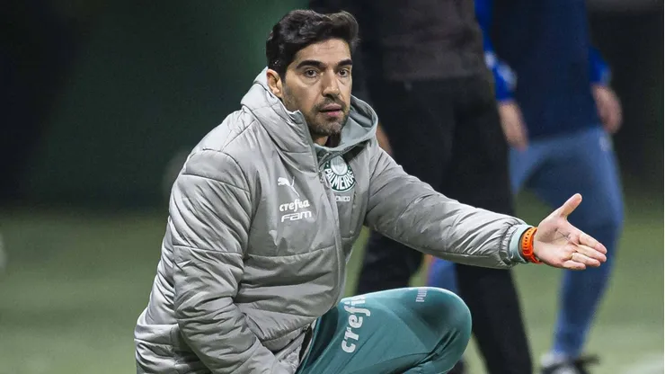 Abel Ferreira dirigindo o Palmeiras durante partida contra o Cruzeiro, no Allianz Parque, pelo Campeonato Brasileiro 2024.