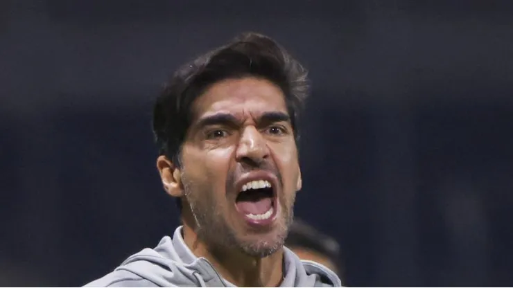 Abel Ferreira durante jogo do Brasileirão. Treinador dispensa meia.