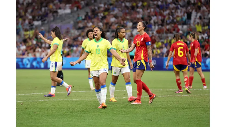Yasmim, jogadora do Brasil celebra a vitória após o jogo das semifinais entre Brasil e Espanha durante os Jogos Olímpicos de Paris 2024 no Stade de Marseille, França- 06/08/2024 em Marselha, França.