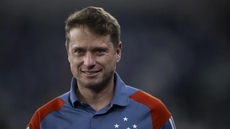 Treinador da Raposa chega pressionado para o clássico