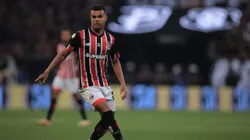 Volante em jogo contra o Corinthians