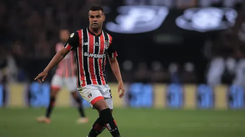 Volante em jogo contra o Corinthians