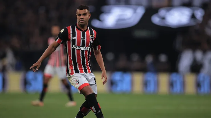Volante em jogo contra o Corinthians