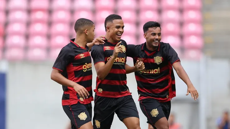 Breno Santos comemora seu gol pelo Sport. Foto: Marlon Costa/AGIF
