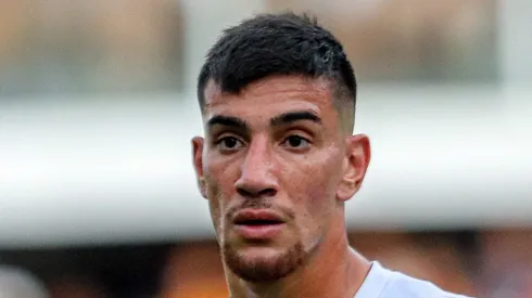 Pedrinho durante jogo na Vila Belmiro. Camisa 7 segue no clube.