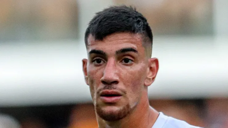 Pedrinho durante jogo na Vila Belmiro. Camisa 7 segue no clube.