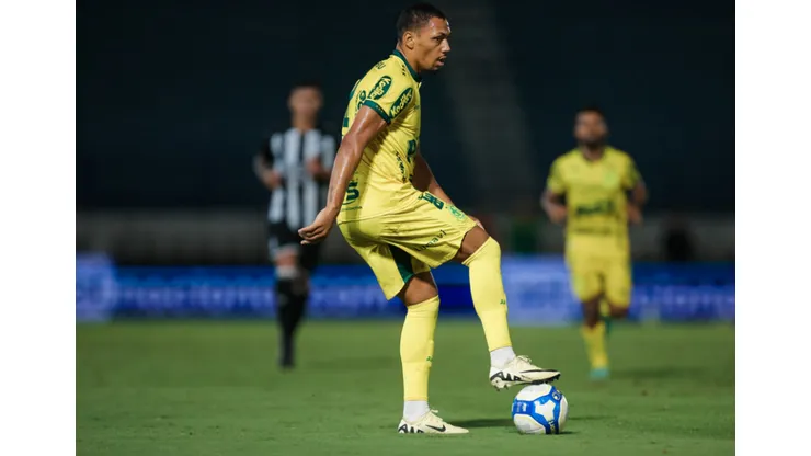 Mirassol e Brusque duelam pelo Brasileirão Série B.