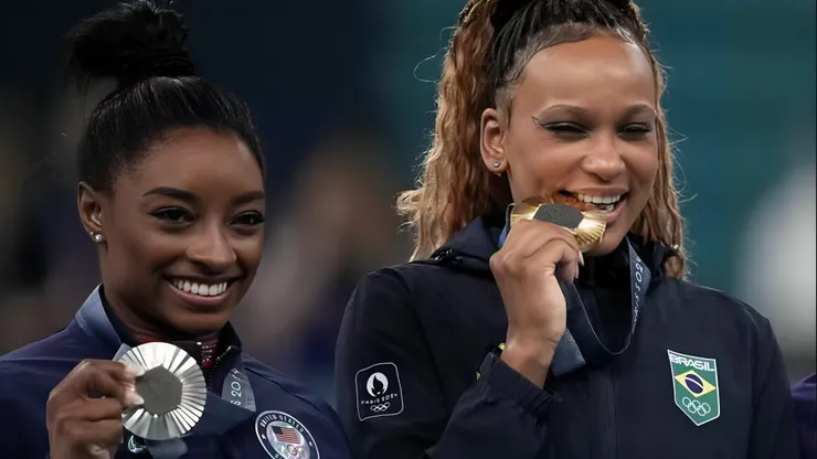 Simone Biles (esquerda) e Rebeca Andrade (direita) – Foto: Alexandre Loureiro/COB