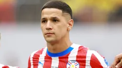 Alex Arce em ação pela Seleção do Paraguai - Foto: Hector Vivas/Getty Images)