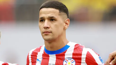 Alex Arce em ação pela Seleção do Paraguai - Foto: Hector Vivas/Getty Images)