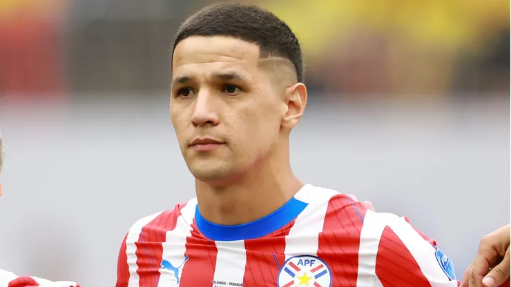 Alex Arce em ação pela Seleção do Paraguai - Foto: Hector Vivas/Getty Images)