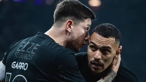 Rodrigo Garro e Matheuzinho durante partida entre Corinthians e Grêmio, na Neo Química Arena, pelo jogo de ida das oitavas de final da Copa do Brasil, no dia 31/07/2024. Foto: Rodilei Morais/Fotoarena/IMAGO