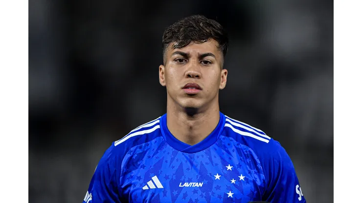 RJ - RIO DE JANEIRO - 27/07/2024 - BRASILEIRO A 2024, BOTAFOGO X CRUZEIRO - Kaio Jorge jogador do Cruzeiro durante partida contra o Botafogo no estadio Engenhao pelo campeonato Brasileiro A 2024. Foto: Thiago Ribeiro/AGIF