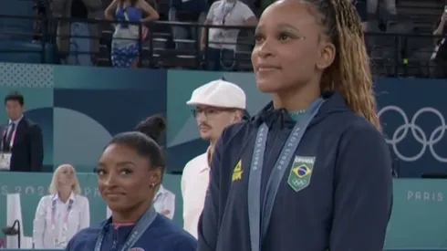 Simone Biles observa Rebeca Andrade no pódio das Olimpíadas 2024 - Foto: SporTV