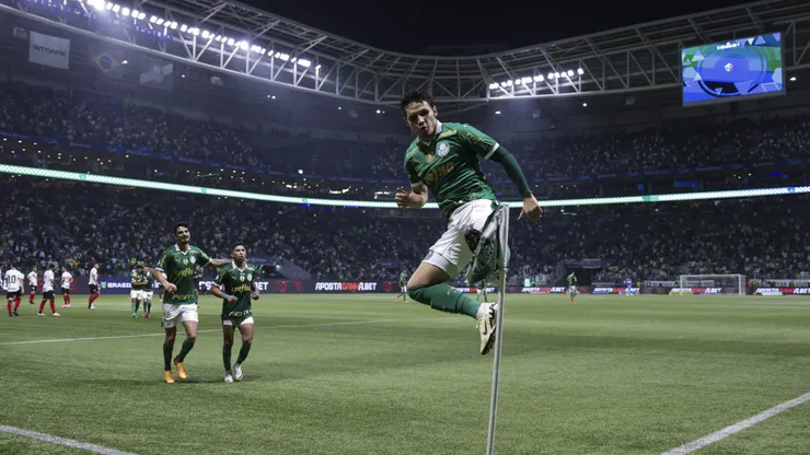Raphael Veiga comemora gol no Allianz Parque.
