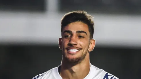 Pedrinho comemora gol pelo Peixe. Jogador está de saída do Clube Paulista.