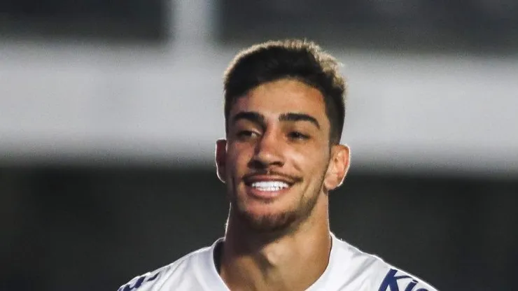 Pedrinho comemora gol pelo Peixe. Jogador está de saída do Clube Paulista.