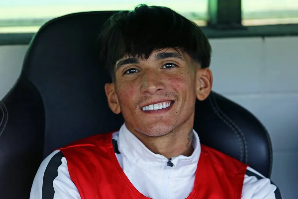 Laquintana dá risada para a câmera com colete vermelho - Foto: IMAGO