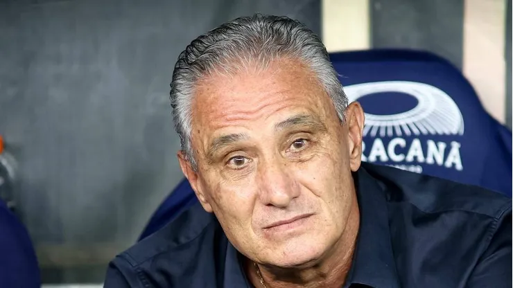Tite durante jogo no Maracanã. Rubro-Negro está em vantagem no confronto.