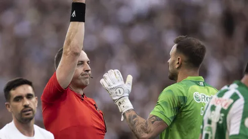 Gabriel Vasconcellos sendo expulso pelo árbitro Lucas Paulo Torezin em partida entre Corinthians e Juventude, na Neo Química Arena, pelo Campeonato Brasileiro, no dia 04/08/2024. Foto: Marco Galvão/IMAGO/Fotoarena