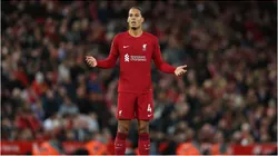 Foto: Nathan Stirk/Getty Images - Van Dijk em partida do Liverpool.