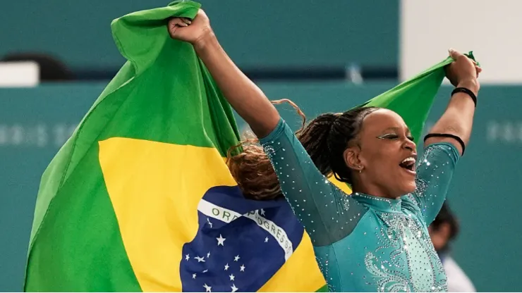 Rebeca Andrade comemorando o ouro no solo. Foto: Alexandre Loureiro/COB