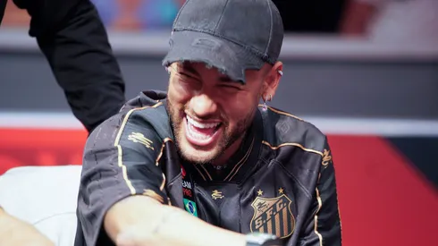 Neymar com a camisa do Santos em uma partida de poker, em Las Vegas, nos Estados Unidos, no dia 25/06/2024. Foto: ZUMA Press Wire