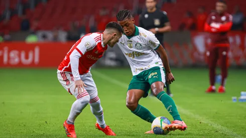 Fabricio Bustos jogador do Internacional disputa lance com Vanderlan jogador do Palmeiras. Foto: Maxi Franzoi/AGIF