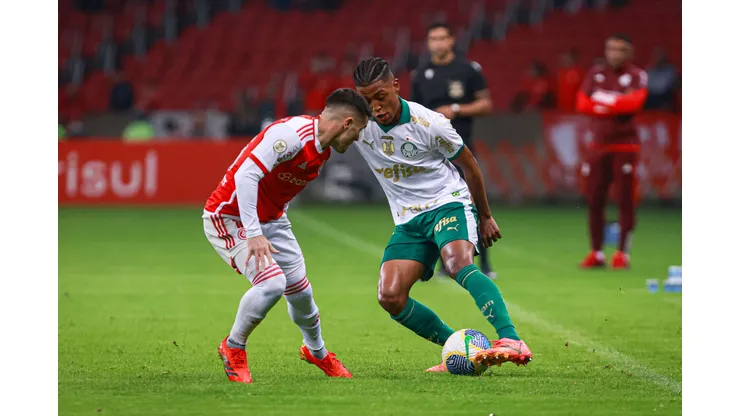 Fabricio Bustos jogador do Internacional disputa lance com Vanderlan jogador do Palmeiras. Foto: Maxi Franzoi/AGIF