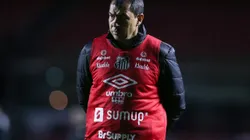 SAO PAULO, BRAZIL - OCTOBER 07: Fabio Carille, head coach of Santos looks on during a match between Sao Paulo and Santos as part of Brasileirao Series A at Morumbi Stadium on October 07, 2021 in Sao Paulo, Brazil. (Photo by Alexandre Schneider/Getty Images,)