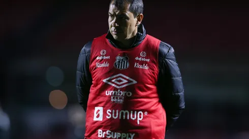 SAO PAULO, BRAZIL - OCTOBER 07: Fabio Carille, head coach of Santos looks on during a match between Sao Paulo and Santos as part of Brasileirao Series A at Morumbi Stadium on October 07, 2021 in Sao Paulo, Brazil. (Photo by Alexandre Schneider/Getty Images,)