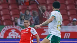 Gabriel Carvalho do Internacional marcado por Murilo durante partida contra o Palmeiras. Foto: Maxi Franzoi/AGIF