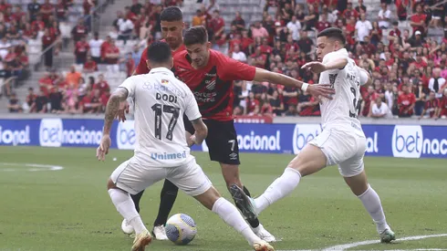 Jogadores do Athletico-PR disputando lance com jogador do Grêmio. Foto: Gabriel Machado/AGIF