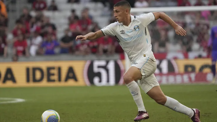 Miguel Monsalve estreando com a camisa do Grêmio contra o Athletico-PR, pelo Brasileirão.