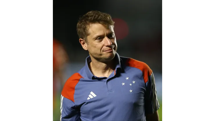 RIO DE JANEIRO, BRAZIL - JUNE 16: Coach Fernando Seabra of Cruzeiro looks on prior to the match between Vasco da Gama and Cruzeiro as part of Brasileirao 2024 at Sao Januario Stadium on June 16, 2024 in Rio de Janeiro, Brazil. (Photo by Wagner Meier/Getty Images)