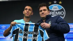 O meia colombiano Miguel Monsalve sendo apresentado no Grêmio.