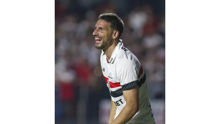 SAO PAULO, BRAZIL - AUGUST 3: Jonathan Calleri of Sao Paulo reacts during the match between Sao Paulo and Flamengo at MorumBIS Stadium on August 3, 2024 in Sao Paulo, Brazil. (Photo by Ricardo Moreira/Getty Images)