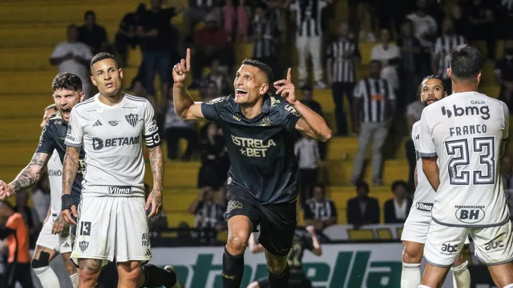 SC - CRICIUMA - 03/08/2024 - BRASILEIRO A 2024, CRICIUMA X ATLETICO-MG - Higor Meritao jogador do Criciuma comemora seu gol durante partida contra o Atletico-MG no estadio Heriberto Hulse pelo campeonato Brasileiro A 2024. Foto: Leonardo Hubbe/AGIF