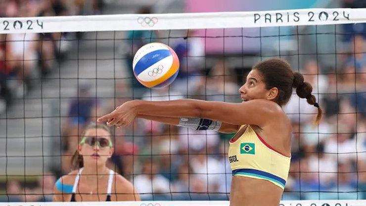 Ana Patrícia, da dupla com Duda, durante a fase de grupos do vôlei de praia nas Olimpíadas 2024