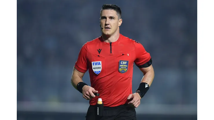 O arbitro Rafael Rodrigo Klein durante partida entre Vasco e Corinthians no estadio Sao Januario pelo campeonato Brasileiro A 2024. Foto: Thiago Ribeiro/AGIF