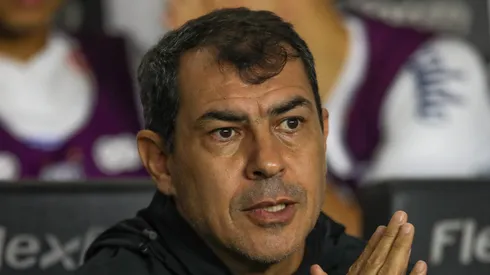 Fábio Carille durante jogo do Peixão. Treinador não agrada os santistas.